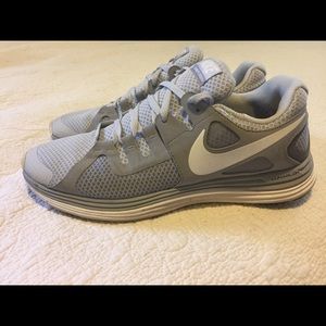 Women’s Nike tennis shoes